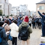 土地区画整理事業で作られた水笠通公園の説明を聞く参加者ら＝神戸市長田区水笠通２