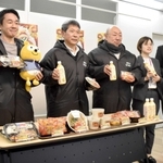 南京町春節祭をＰＲする同町商店街振興組合のメンバーら＝神戸市役所