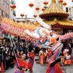 ３年前の春節祭プレイベントで人々を沸かせた龍舞＝２０２０年１月、神戸市中央区元町通１