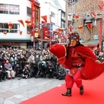コロナ禍前の春節祭のステージ。見物する人々でにぎわった＝２０２０年１月、神戸市中央区元町通１