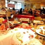 パールを用いて飾られたビュッフェ会場＝神戸ポートピアホテル