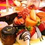 ずらりと盛られたかわいらしいスイーツ＝神戸ポートピアホテル