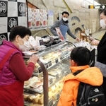 地下鉄の利用者に市場の食の魅力を伝える関係者＝神戸市兵庫区下沢通１