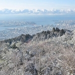白く染まった摩耶山＝２６日午前、神戸市灘区摩耶山町