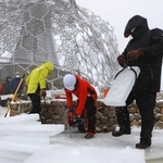 氷棚でできた天然の氷を運び出す職員ら＝２７日午前、神戸市灘区六甲山町