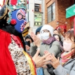 瞬く間に面が変わる伝統芸能「変臉」などが披露されたステージイベント＝南京町広場