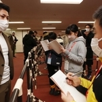 松永選手に試合の感想を尋ねる子ども記者たち＝神戸市須磨区緑台、ユニバー記念競技場