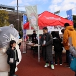 「かなしきデブ猫ちゃん」の主人公マルも登場し、会場を盛り上げた＝神戸市須磨区緑台、ユニバー記念競技場