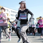 六甲アイランドをランナーが駆け抜ける「六甲シティマラソン大会」＝神戸市東灘区向洋町中９