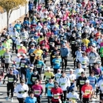 一斉にスタートし元気よく駆けるランナー＝六甲アイランド