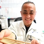 古い木で鉛筆を作り上げた中村賢一さん＝神戸市長田区大橋町１
