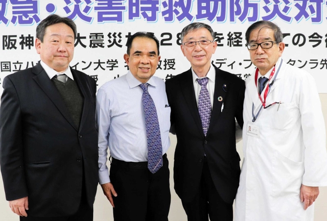 「救命救急・災害時救助防災対策を推進する会」のメンバー＝神戸市中央区港島中町８