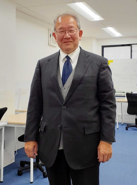 塾を開いて１年になる湊川高の元校長水畑哲也さん＝神戸市北区鈴蘭台北町１