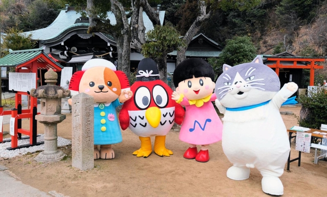 高取山の山頂、高取神社に集合した（右から）マル、なぁタン、グージー、ときワン＝神戸市長田区