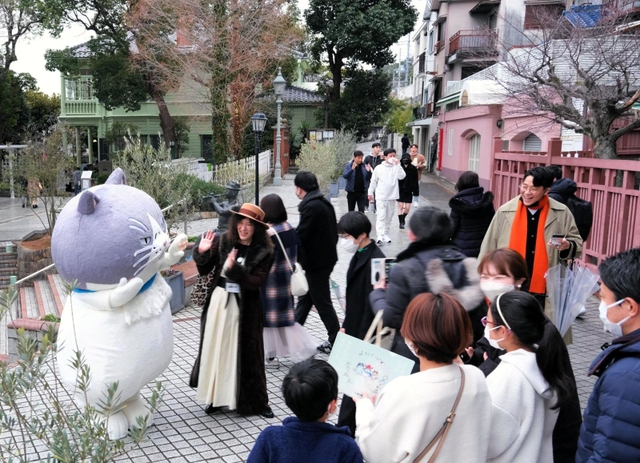 北野異人館街で行われている展示イベントの応援に駆け付けたマル＝神戸市中央区、北野町中公園