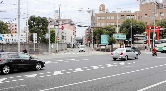社寺の間を走る細い道路。かつての西国街道だ＝神戸市兵庫区西柳原町