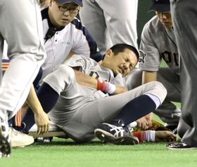 中犠飛を好捕した際に負傷し、担架で運ばれるオリックスの坂口智隆外野手＝２０１２年５月１７日、東京ドーム