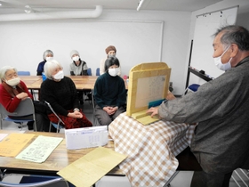 地域の居場所「ぶらり火よう日」で紙芝居を楽しむ参加者＝神戸市灘区深田町４