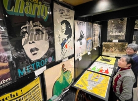 冷戦下の旧東ドイツアートは「歴史の証人」 神戸でポスター展 | 神戸