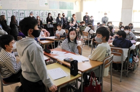 １月１７日、保護者が見守る中で震災についての思いを発表する児童＝西灘小