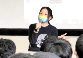 灘高の生徒を前にフェミニズムについて語るアルテイシアさん＝神戸市東灘区魚崎北町８