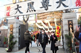 室町幕府の初代将軍足利尊氏が創建したと伝わる福海寺。１月１０日前後はにぎわう＝神戸市兵庫区西柳原町