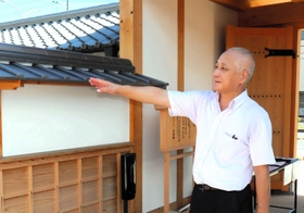 兵庫津のまち案内をしてくれた兵庫県地域振興課の山下史朗さん＝神戸市兵庫区中之島２、県立兵庫津ミュージアム