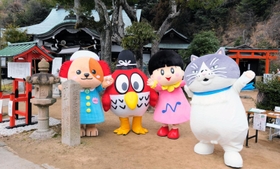 高取山の山頂、高取神社に集合した（右から）マル、なぁタン、グージー、ときワン＝神戸市長田区