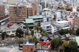 兵庫津と呼ばれたまちには今も寺社が多い（神戸市兵庫区浜崎通から撮影）