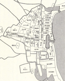江戸時代の町並みを再現した「兵庫津略図」。北側には多くの寺院が並ぶ（「新修神戸市史」歴史編３より）