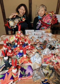 中屋風音さん（右）と横田佳世子さんが着物をリメークして手がけたひな人形たち＝神戸酒心館