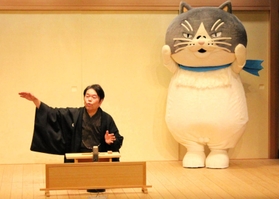 落語家たちと舞台に上がったマル＝神戸新開地・喜楽館