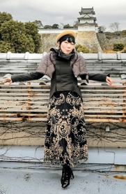 映画撮影地の一つ、明石公園で故郷への思いを語る牧村英里子さん＝明石市明石公園