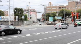 社寺の間を走る細い道路。かつての西国街道だ＝神戸市兵庫区西柳原町