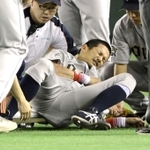 中犠飛を好捕した際に負傷し、担架で運ばれるオリックスの坂口智隆外野手＝２０１２年５月１７日、東京ドーム