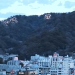 山で輝く神戸市章。「兵庫」と「神戸」の二つの港がモチーフだ（神戸・三宮のアンカー神戸から撮影）