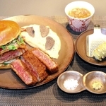 １日３食限定の「神戸牛カツバーガー～黒トリュフ添え」
