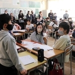 １月１７日、保護者が見守る中で震災についての思いを発表する児童＝西灘小