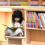 絵本や漫画がそろう図書コーナー。思い思いの時間を楽しめる＝神戸市兵庫区上庄通１