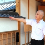 兵庫津のまち案内をしてくれた兵庫県地域振興課の山下史朗さん＝神戸市兵庫区中之島２、県立兵庫津ミュージアム