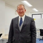 塾を開いて１年になる湊川高の元校長水畑哲也さん＝神戸市北区鈴蘭台北町１