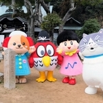 高取山の山頂、高取神社に集合した（右から）マル、なぁタン、グージー、ときワン＝神戸市長田区