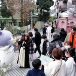 北野異人館街で行われている展示イベントの応援に駆け付けたマル＝神戸市中央区、北野町中公園
