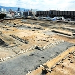 発掘調査で見つかった兵庫城の遺構。現在はこの上にイオンモールが立つ＝神戸市兵庫区中之島２（神戸市文化財課提供、２０１５年１月ごろ撮影）