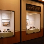 発掘調査で見つかった史料の展示＝神戸市兵庫区中之島２