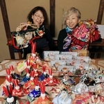 中屋風音さん（右）と横田佳世子さんが着物をリメークして手がけたひな人形たち＝神戸酒心館