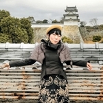 映画撮影地の一つ、明石公園で故郷への思いを語る牧村英里子さん＝明石市明石公園