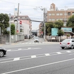 社寺の間を走る細い道路。かつての西国街道だ＝神戸市兵庫区西柳原町