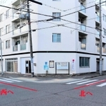 兵庫津で最も栄えていた札場の辻跡。ここで西国街道は直角に曲がる＝神戸市兵庫区本町（赤文字は筆者が加筆）