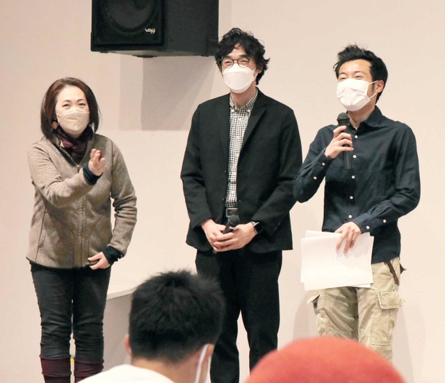 東日本大震災後の福島を記録した映画に出演し、上映会であいさつする灘高生の湯川友太さん（右端）＝神戸市中央区、こうべまちづくり会館